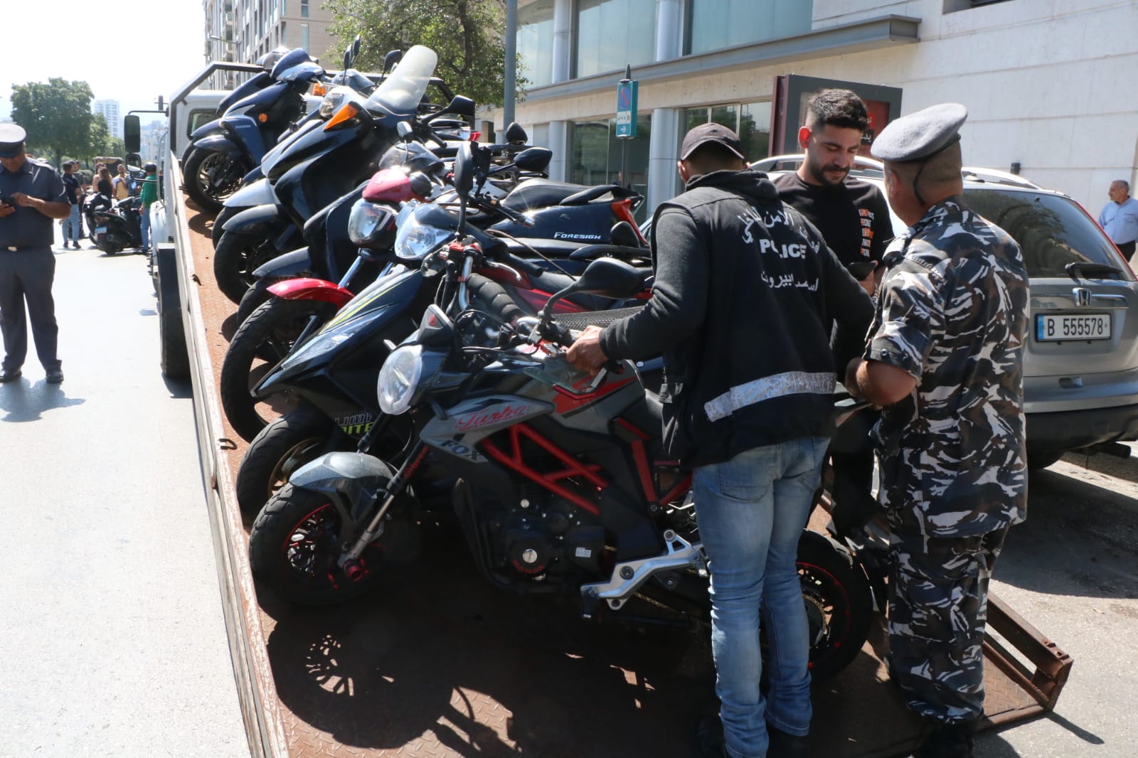 بالصور - بدء تنفيذ خطة أمنية متشددة في بيروت وضواحيها